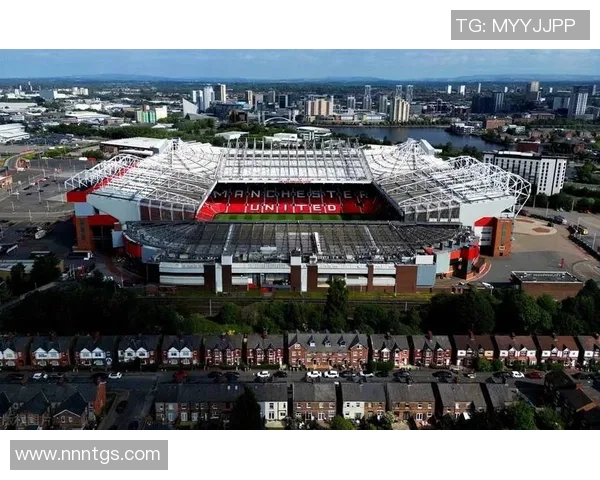 曼联球星精彩足球技艺展示，震撼球场瞬间回顾与分析