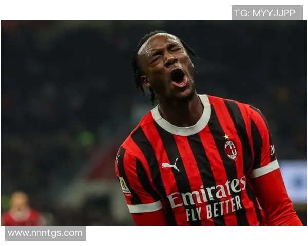 足球巨星赛场中途低头认真绑鞋带引发球迷热议与感动瞬间